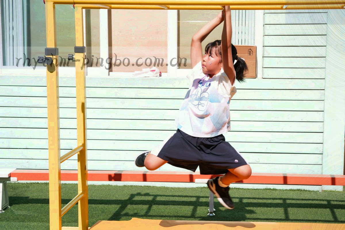 多个界面叠层与时间线节点，暖橙标记版本更新位置